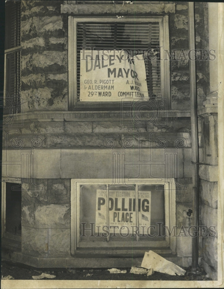 1955 Press Photo Man removing sign home polling place - RRW29641 - Historic Images