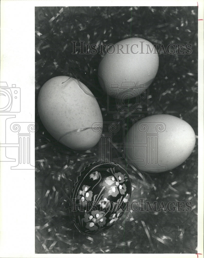 1990 Press Photo Easter Eggs Symbol Plain Whether Life - RRW29665 - Historic Images