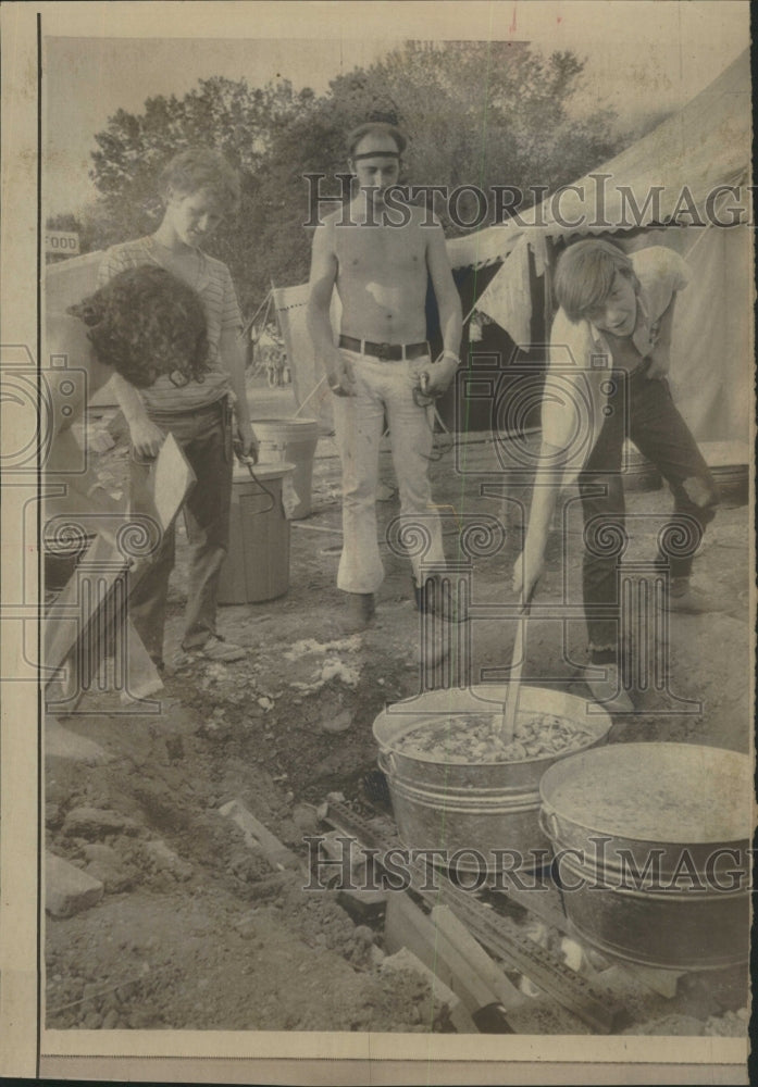 1970 Press Photo Rockfest&#39;s Early Arrivals Cook Stew - RRW29703 - Historic Images