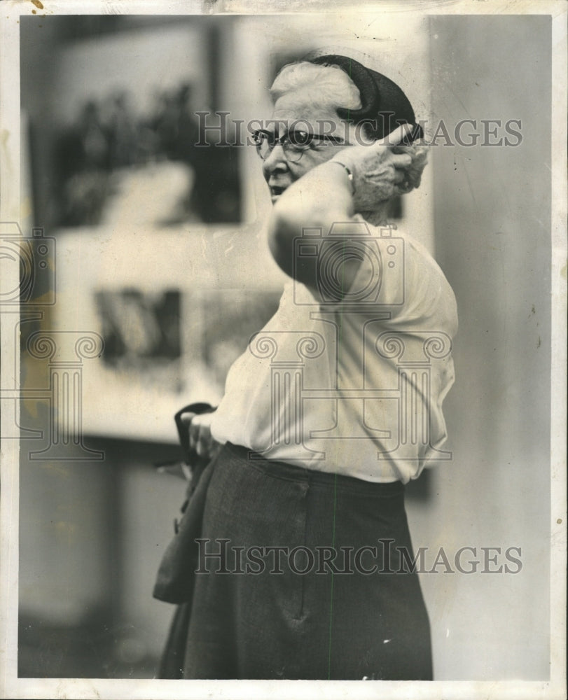 1956 Press Photo Mrs Frank Oviduct Whiting Indiana hand - RRW29709 - Historic Images