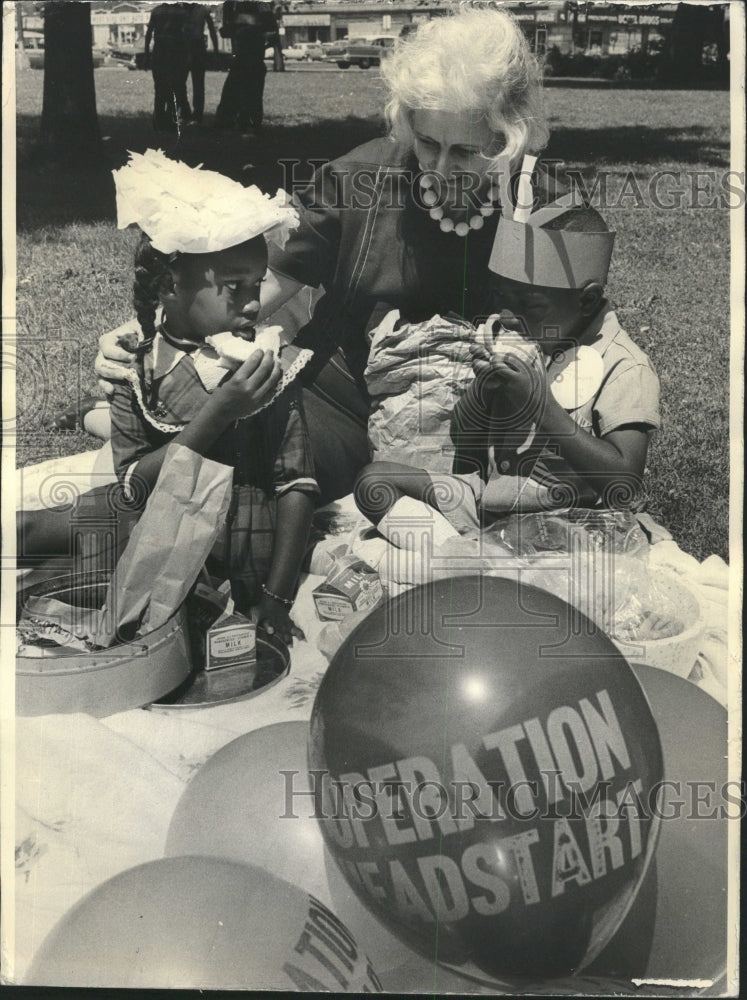 1965 Press Photo Starting strong young student Garfield - RRW29735 - Historic Images