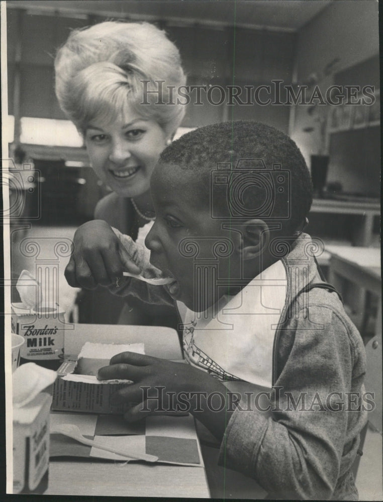 1965 Press Photo Elaine Zarmin Head Start Breakfast - RRW29737 - Historic Images