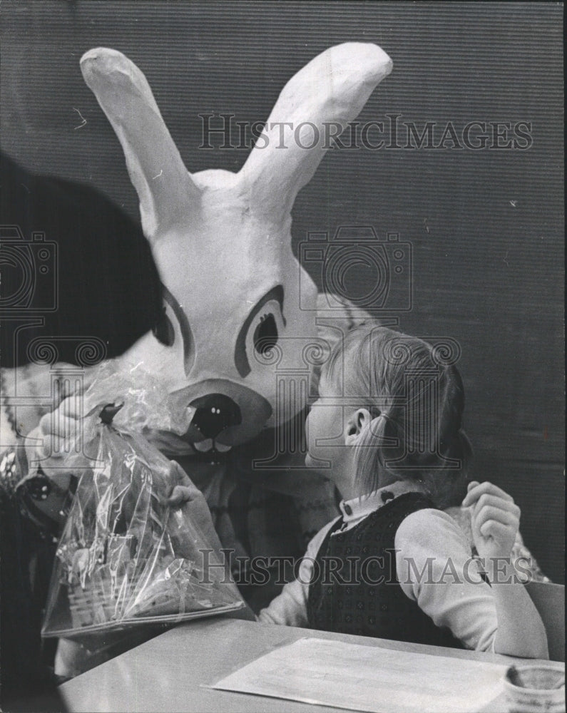 1970 Press Photo Easter Secret - RRW29743 - Historic Images