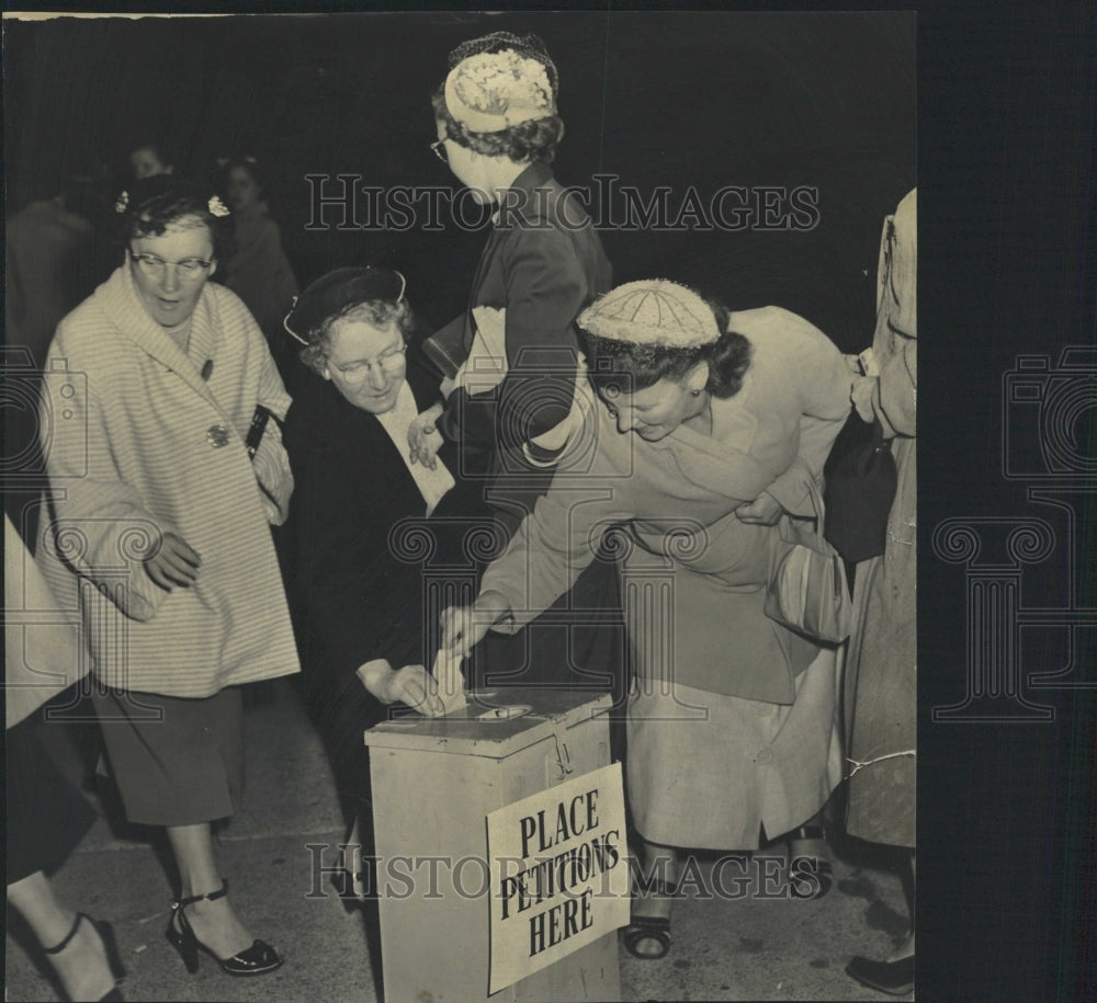 1954 Press Photo Faithful politician Blessed Virgin vox - RRW29819 - Historic Images