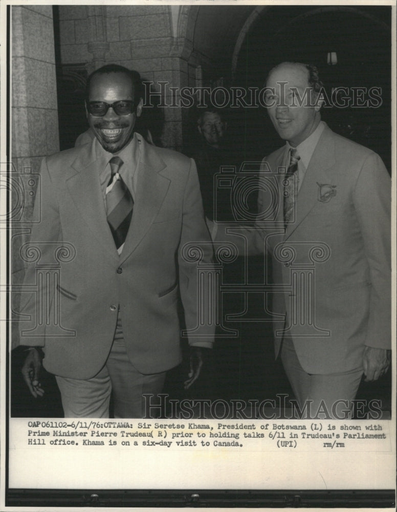 1976 Press Photo Sir Seretse Khama Minister Pierre - RRW29945 - Historic Images