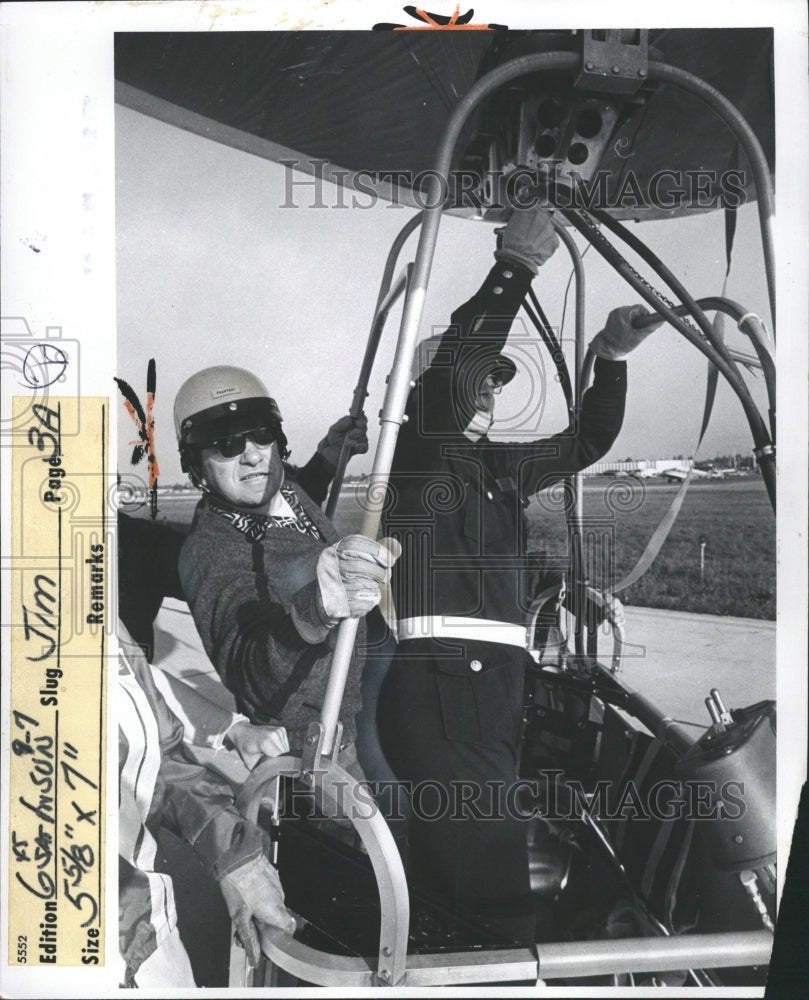 1975 Press Photo Kerwin Dennis sitting ground Webb - RRW29977 - Historic Images