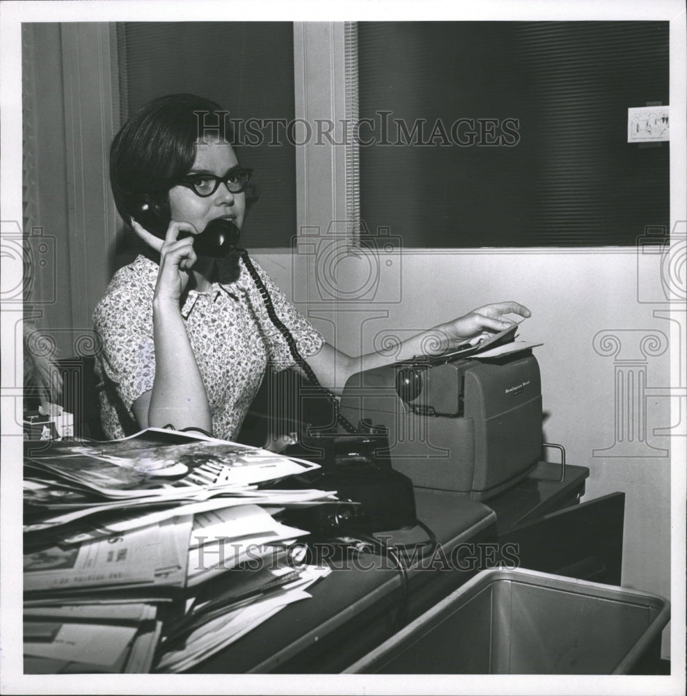 1966 Press Photo Jo Ann Hardee Talking On The Phone - RRW30059 - Historic Images