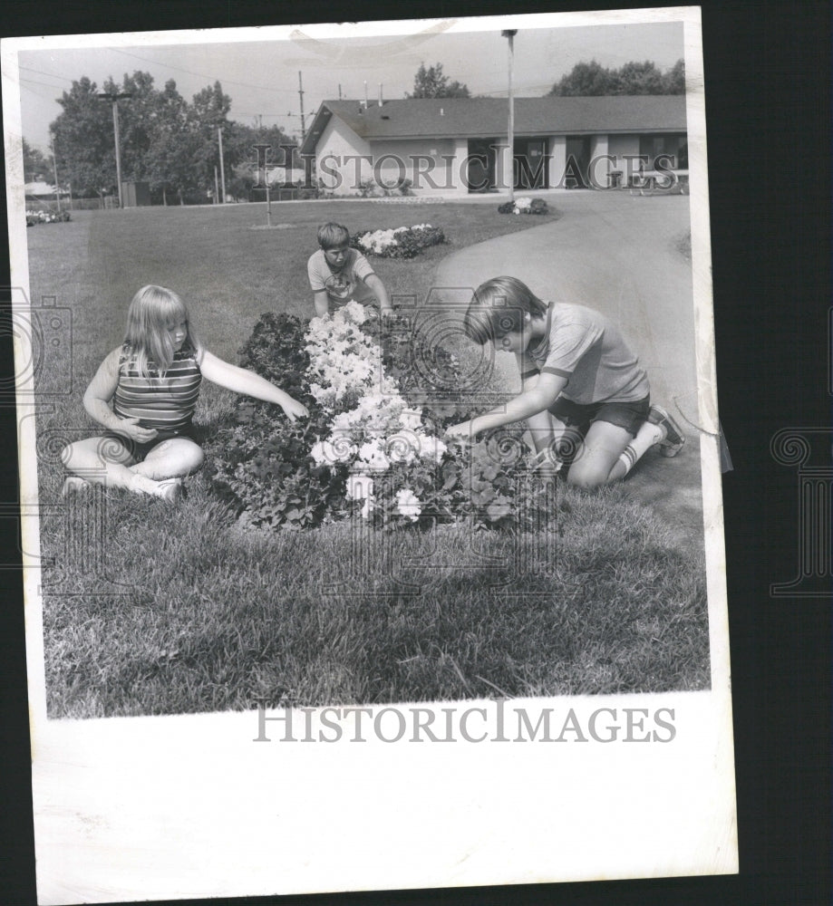 1976 Press Photo Darryl Mordall Ricky Cheryl Petunia - RRW30089 - Historic Images