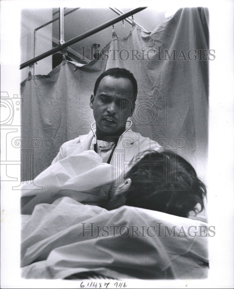 1964 Press Photo Dr Franklin Jackson checks patient - RRW30213 - Historic Images