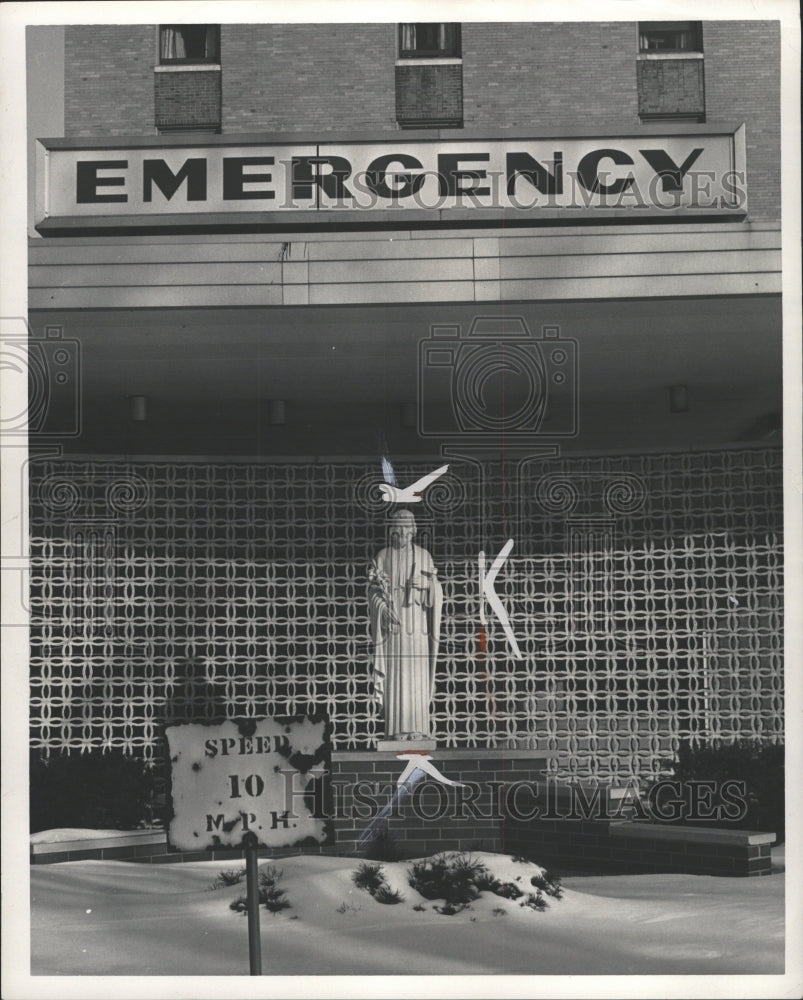 1973 Press Photo Detroit Hospital Emergency Ward Carmel - RRW30227 - Historic Images