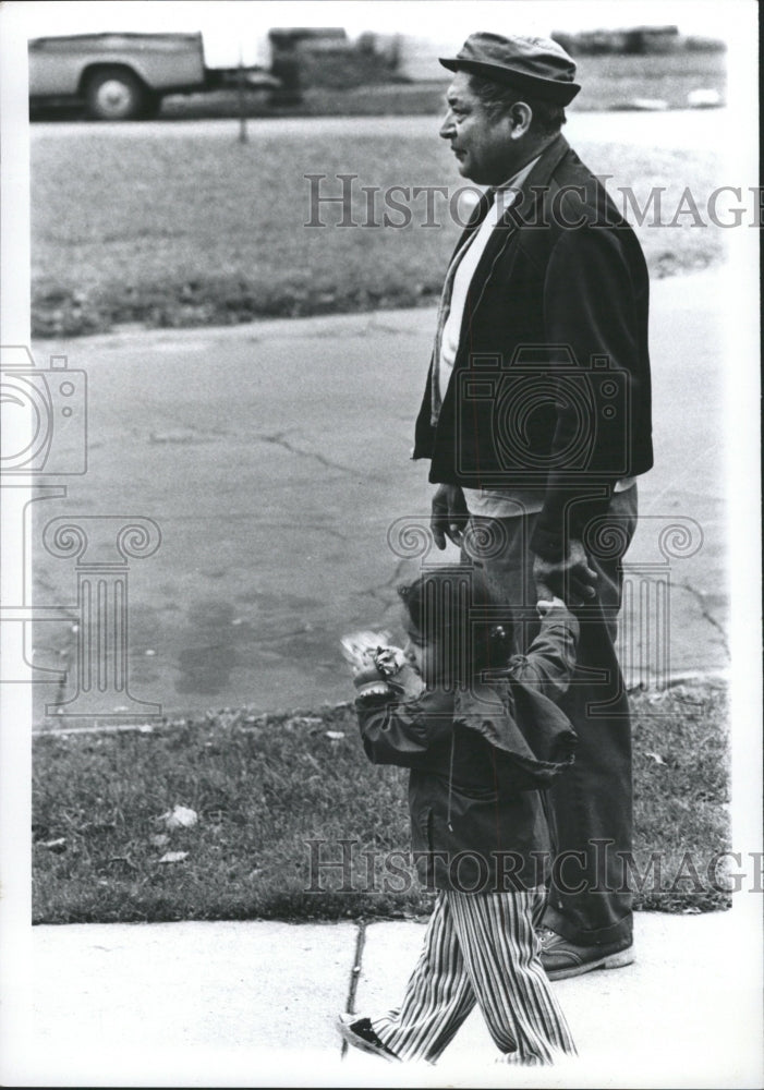 1972 Press Photo Grandparents Children Fall Walk Santia - RRW30251 - Historic Images