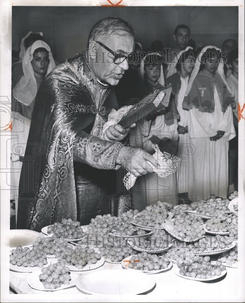 1959 Press Photo Fr. Souren Papakhiam Grasper - RRW30335 - Historic Images