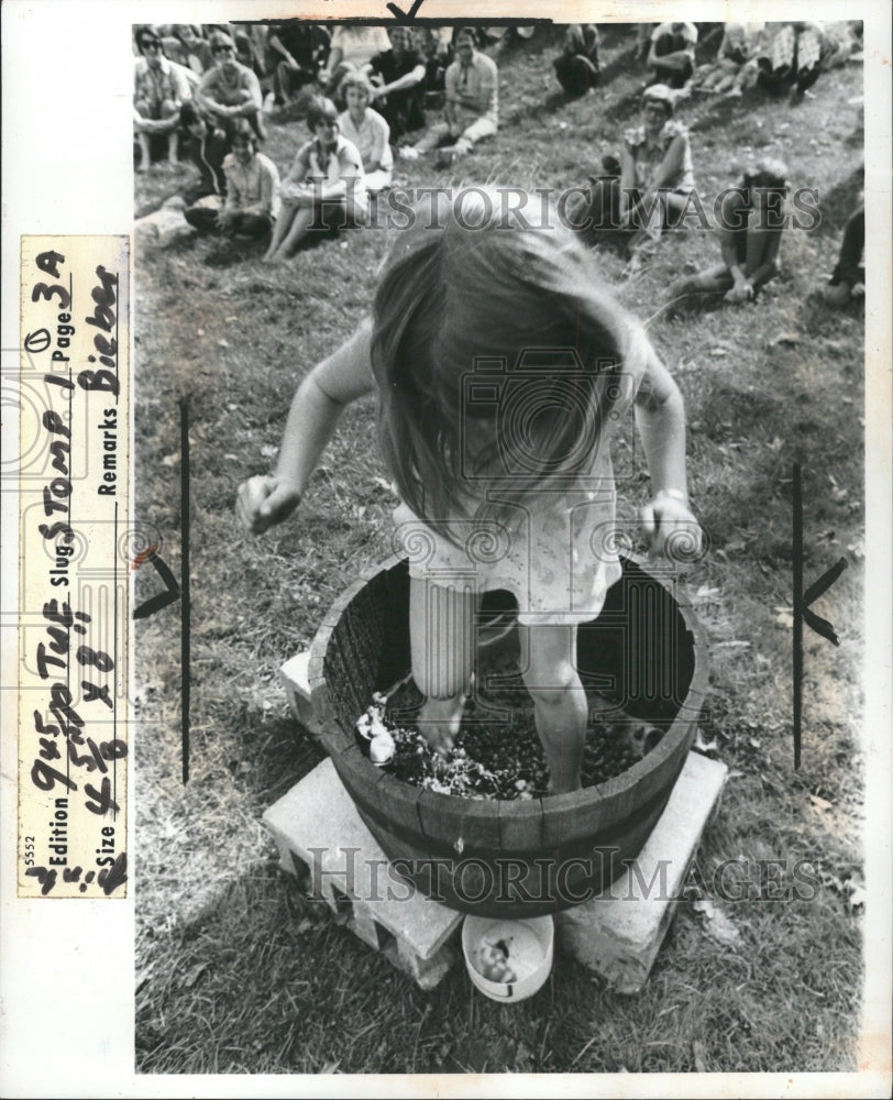 1976 Press Photo Wine county Grapes Girl Tub People - RRW30337 - Historic Images