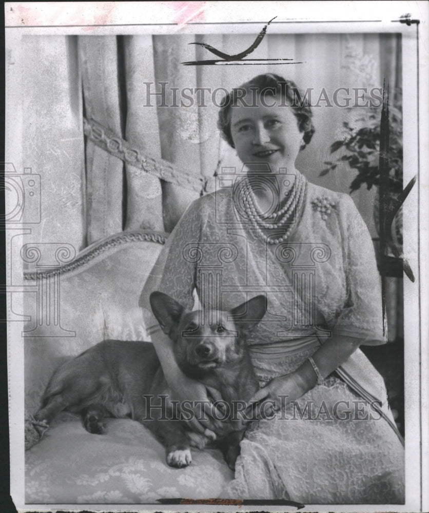 1960 Press Photo Graceful Mother Queen Elizabeth - RRW30497 - Historic Images