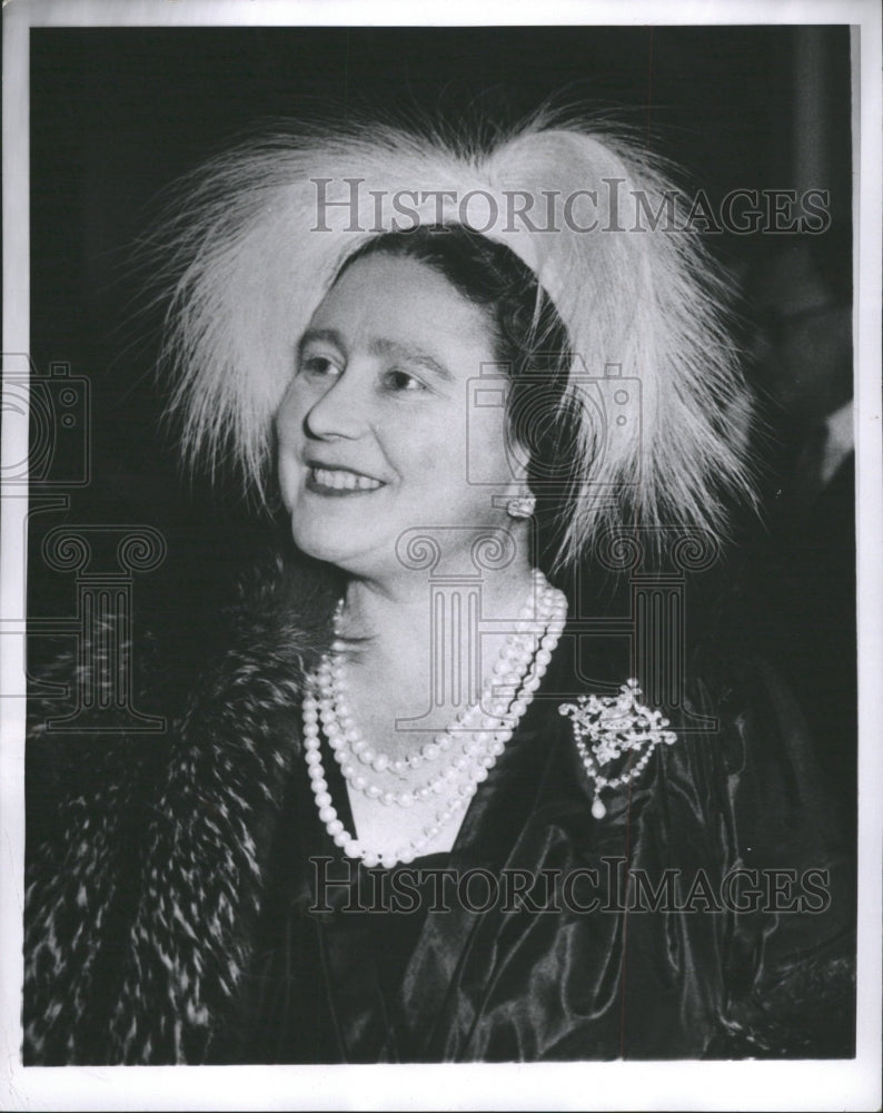 1957 Press Photo Queen Mother Elizabeth London ostrich - RRW30501 - Historic Images