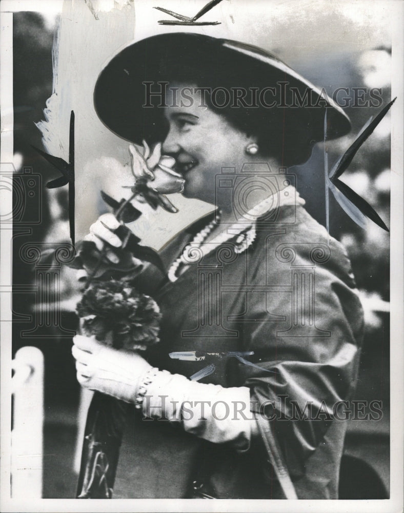 1956 Press Photo Rosy Queen mother Elizabeth Royal - RRW30505 - Historic Images