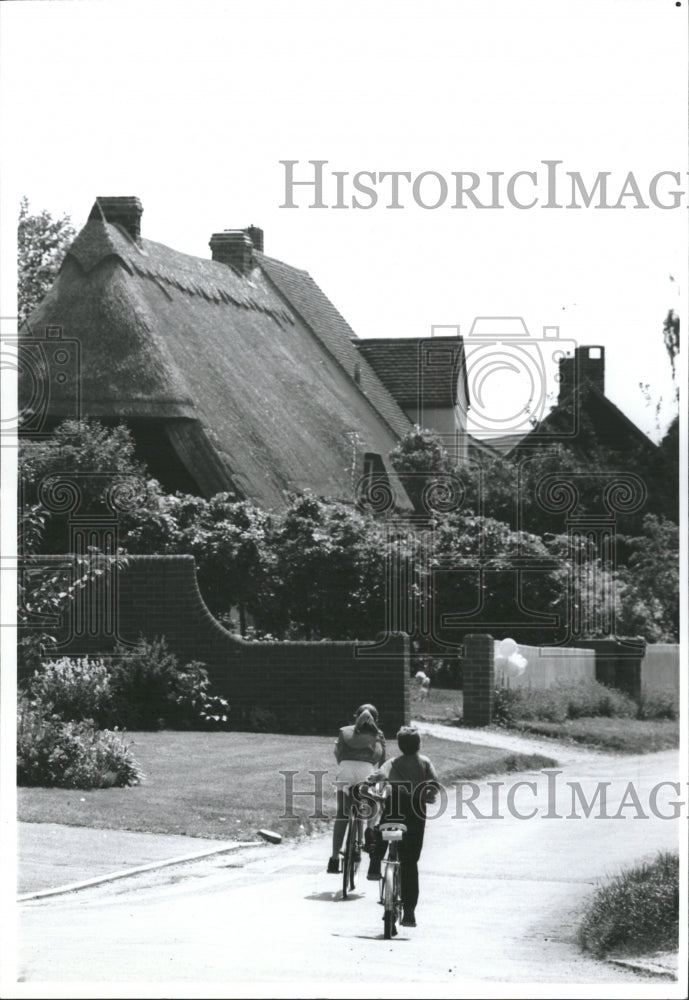 1992 Press Photo Two children bicycle England Thatched - RRW30591 - Historic Images