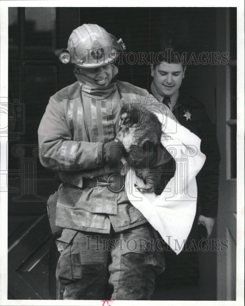 1992 Press Photo Brian Fitzgerland Rescues Zachary Cat - RRW30681 - Historic Images
