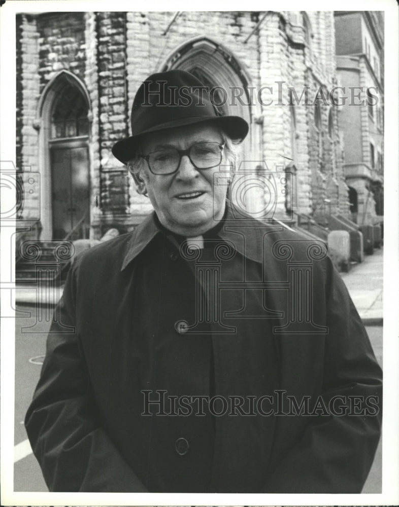 1980 Press Photo Barnard Hughes Actor Girl In The Park - RRW30823 - Historic Images