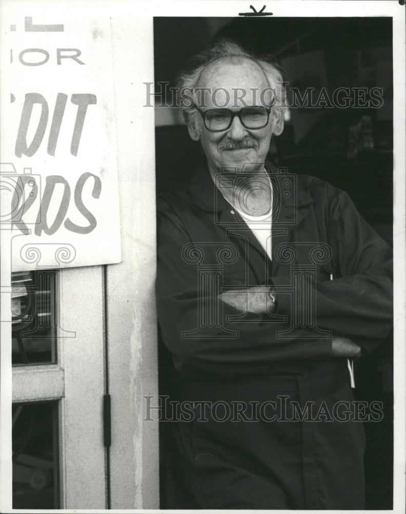 1981 Press Photo Bernard Hughes Mr Merlin CBS TV Smile - RRW30827 - Historic Images