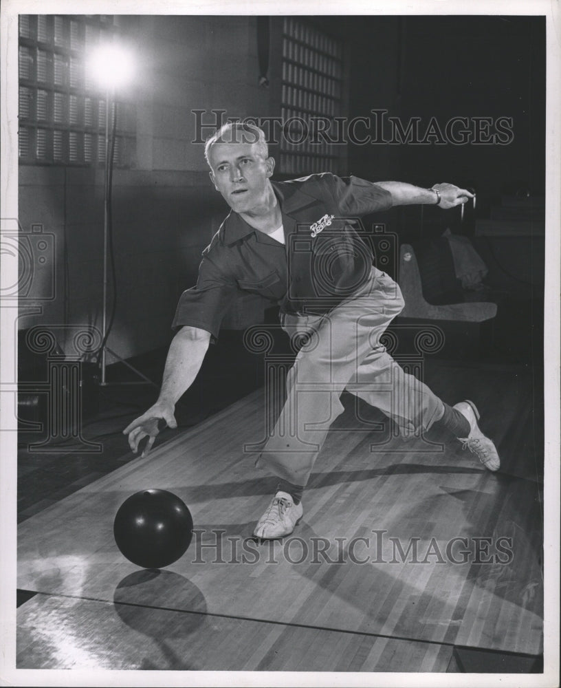 1947 Press Photo Cass Schlaff American Bowler - RRW30905 - Historic Images