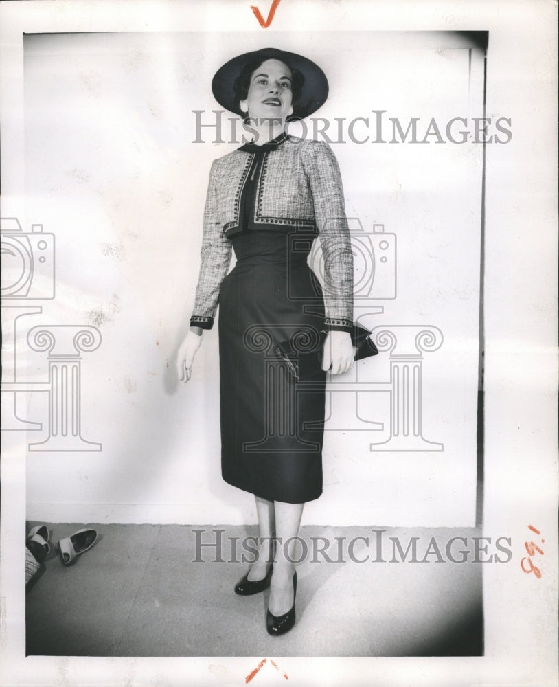 1956 Press Photo Looking Spanish Carmen Weighs wear - RRW30953 - Historic Images