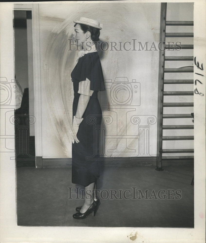 1950 Press Photo Model Graces costume posture fashion - RRW30963 - Historic Images