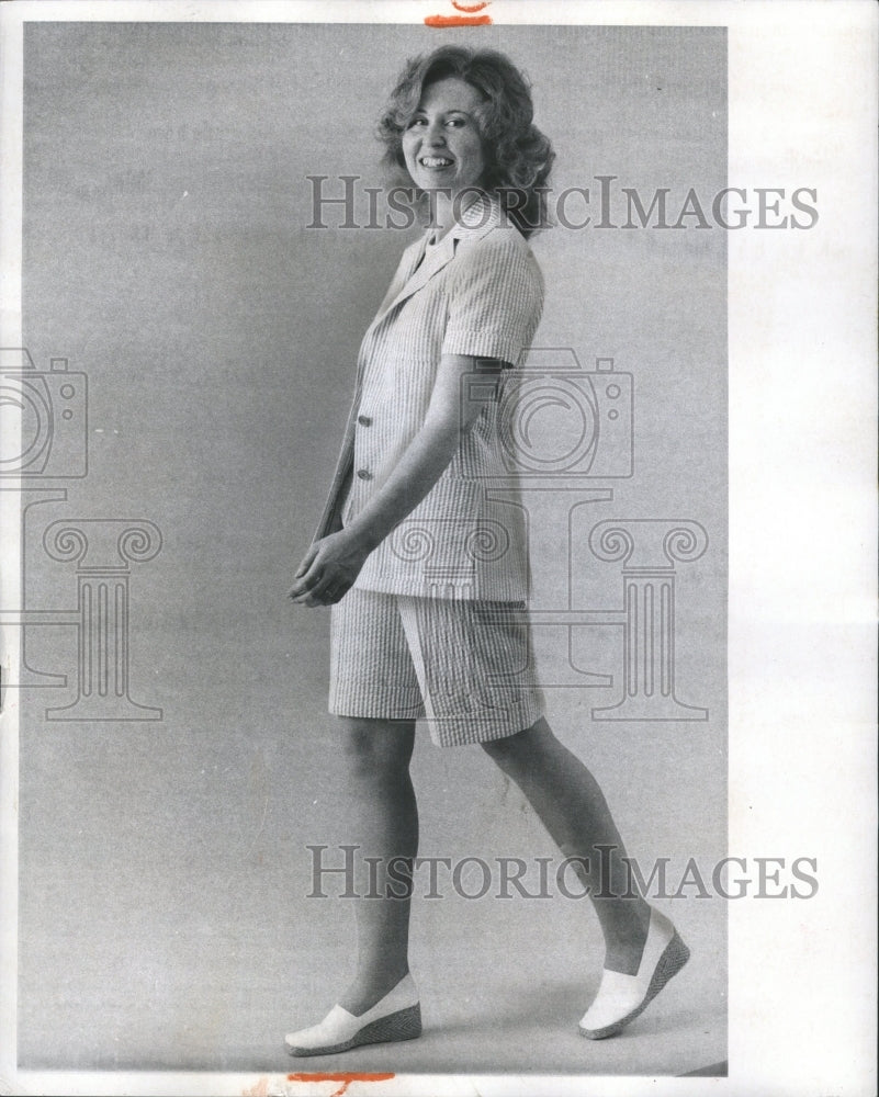 1970 Press Photo Sporty teaks shorts blazer tshirt saks - RRW30999 - Historic Images