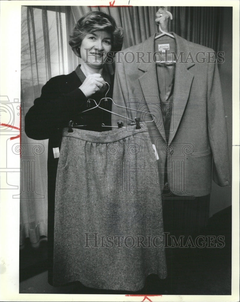 1984 Press Photo Vivian Pscherer Camel Blazer Wool - RRW31003 - Historic Images