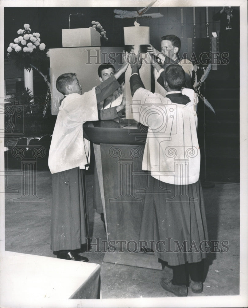 1962 Press Photo Sealing the band around candle - RRW31193 - Historic Images