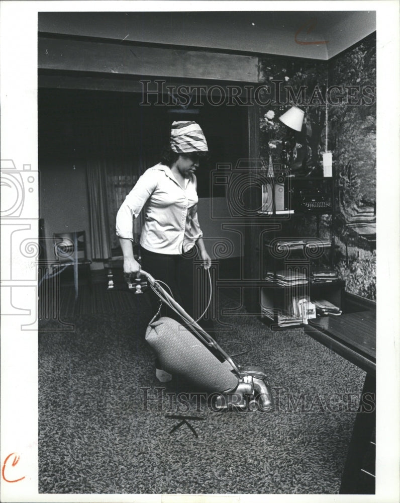 1981 Press Photo Gwen McKinney House Cleaning - RRW31355 - Historic Images