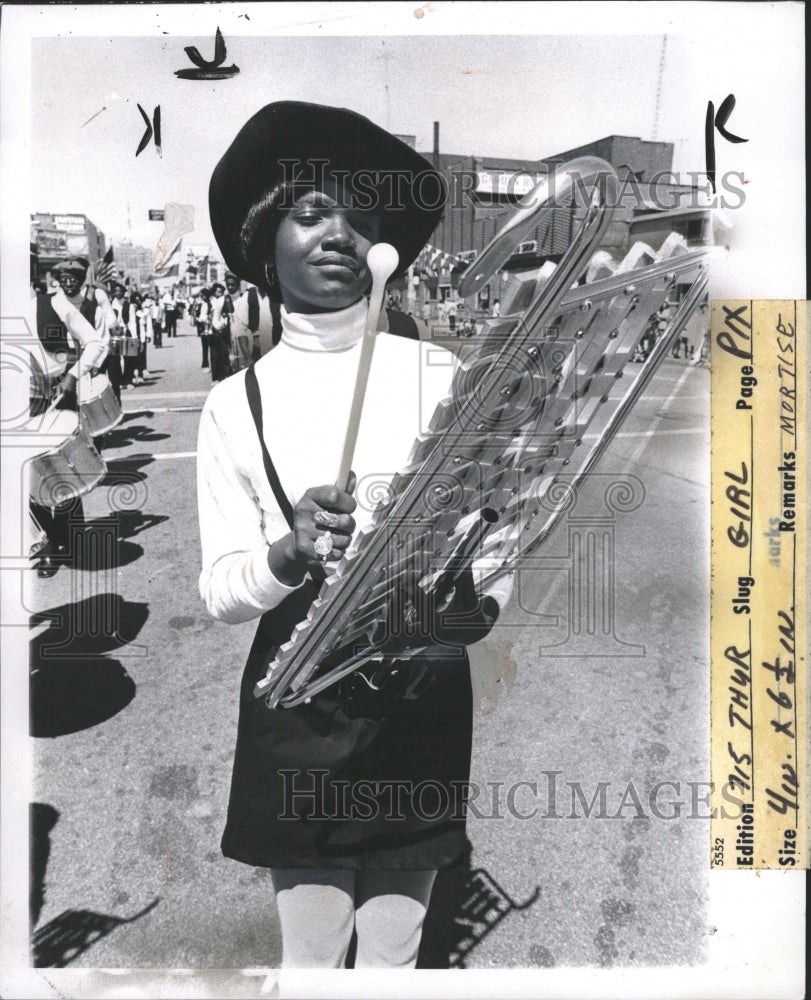 1975 Press Photo Girl with chimes-Theresa Mumford - RRW31401 - Historic Images