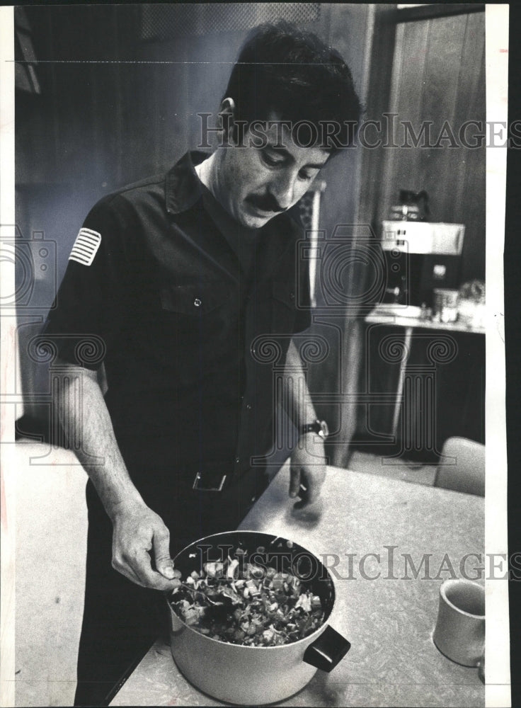 1977 Press Photo Joey Cambria looks like Dustin Hoffman - RRW31423 - Historic Images