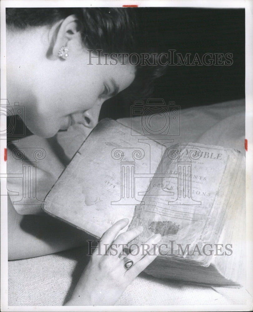 1956 Press Photo Prized Abraham Lincoln Museum Bible - RRW31445 - Historic Images