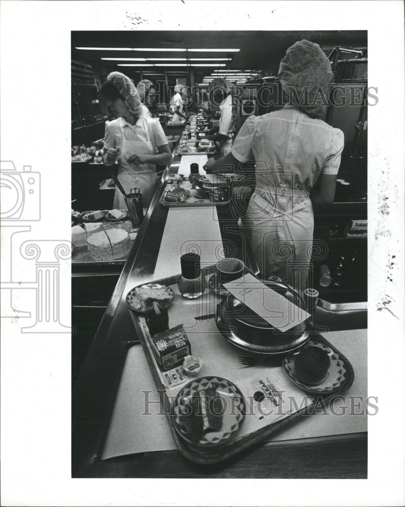 1982 Press Photo meal passes Assembly Line paitent - RRW31477 - Historic Images