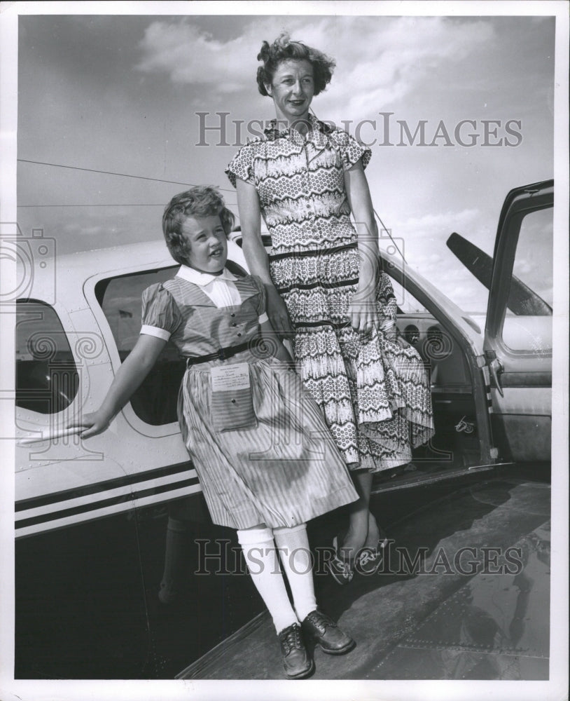 1955 Press Photo Mrs. Philip A. Hart Senator Family - RRW31559 - Historic Images