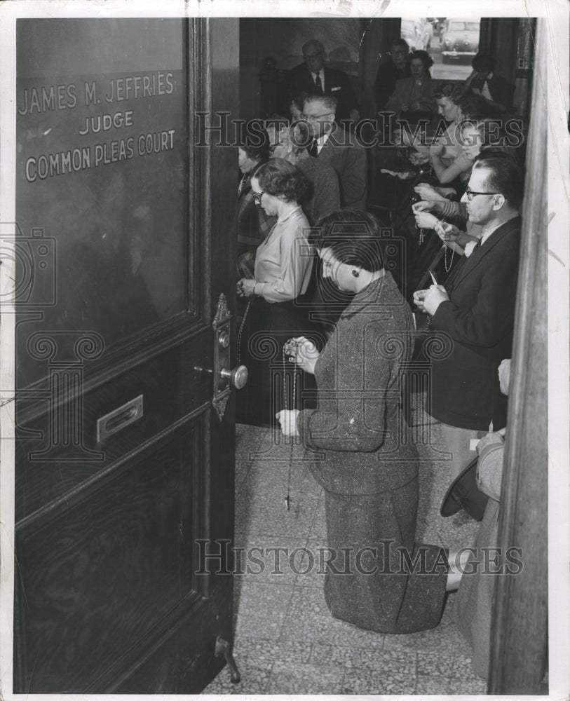 1955 Press Photo Prayer Service in County Bldg. - RRW31577 - Historic Images