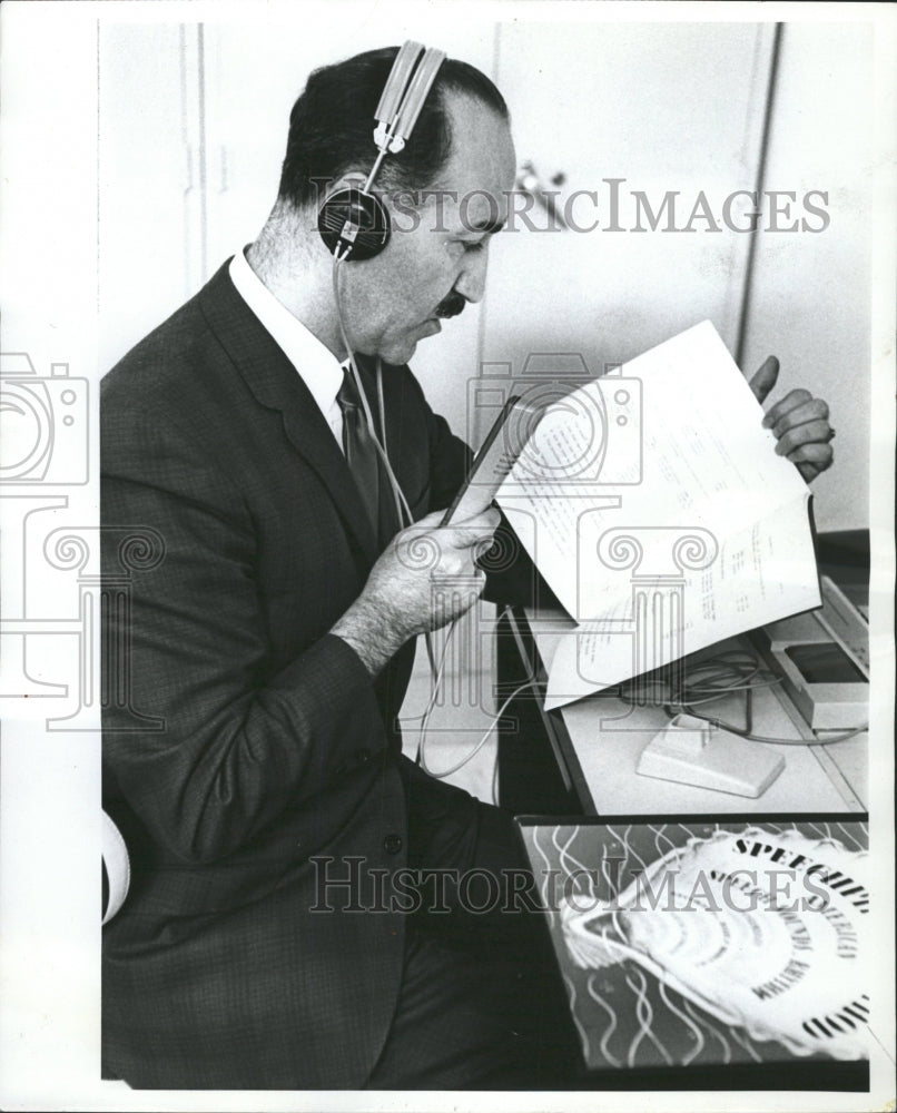 1963 Press Photo Mansour Ali Faridi UN Language Lab - RRW31611 - Historic Images