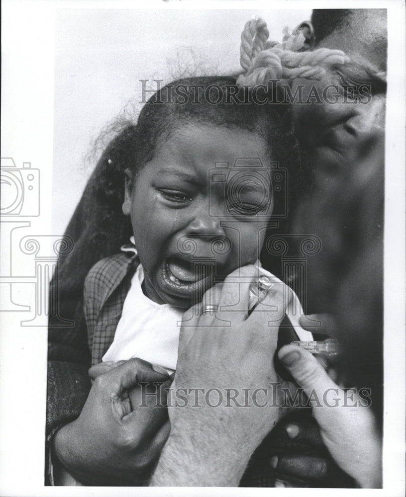 1975 Press Photo Kids Vaccinated Tom Harper Batten - RRW31643 - Historic Images