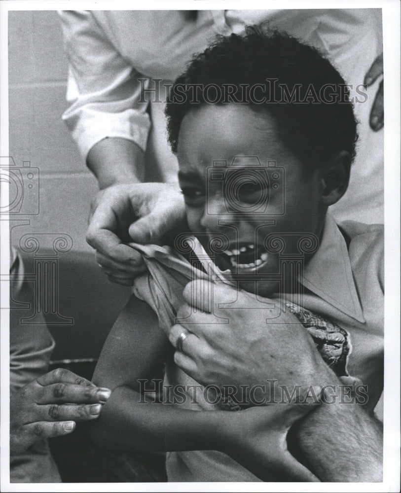 1975 Press Photo Robert Wissins gets vaccination clinic - RRW31645 - Historic Images