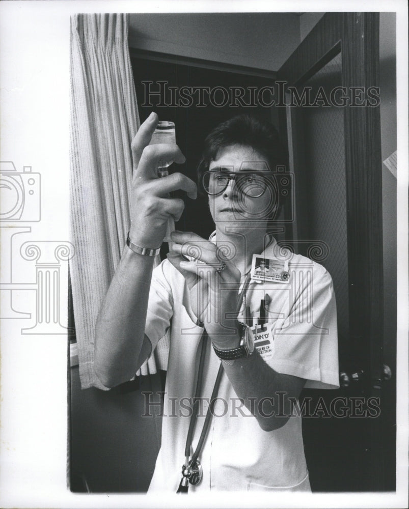 1976 Press Photo Kurt Kazanowski Vaccination Lawrence - RRW31655 - Historic Images