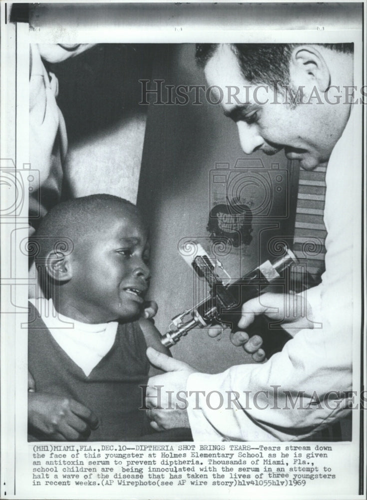 1969 Press Photo Diphtheria Shot bring Tears Holmes - RRW31657 - Historic Images