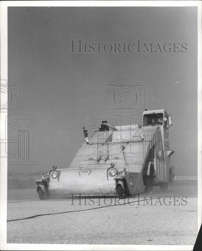 1960 Press Photo Vacuum Cleaner - RRW31671 - Historic Images