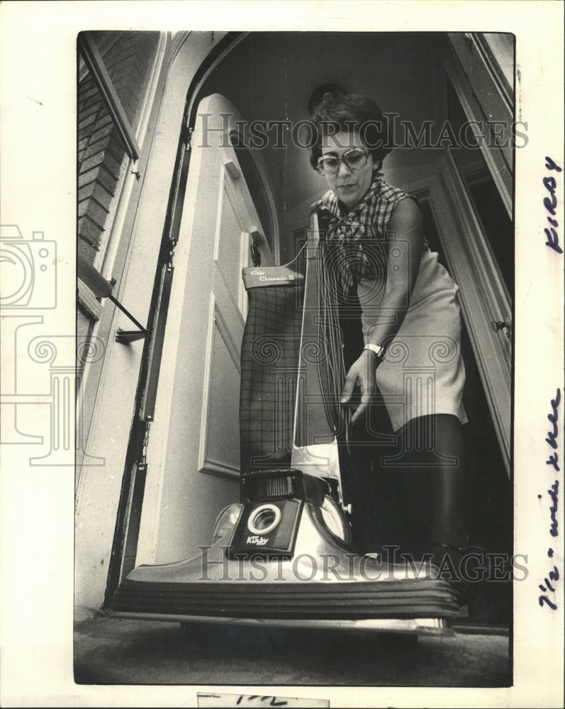 1960 Press Photo Marianne Weber Kirby Vacuum Cleaner - RRW31673 - Historic Images