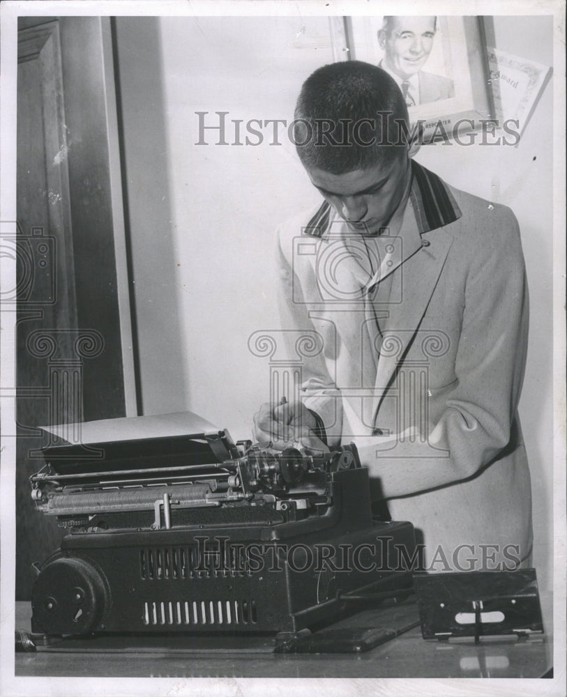 1957 Press Photo Gerald Smoat paley victim Type writer - RRW31779 - Historic Images