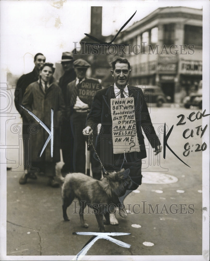 1940 Press Photo Harry Wilson pays bet hanged signboard - RRW31787 - Historic Images