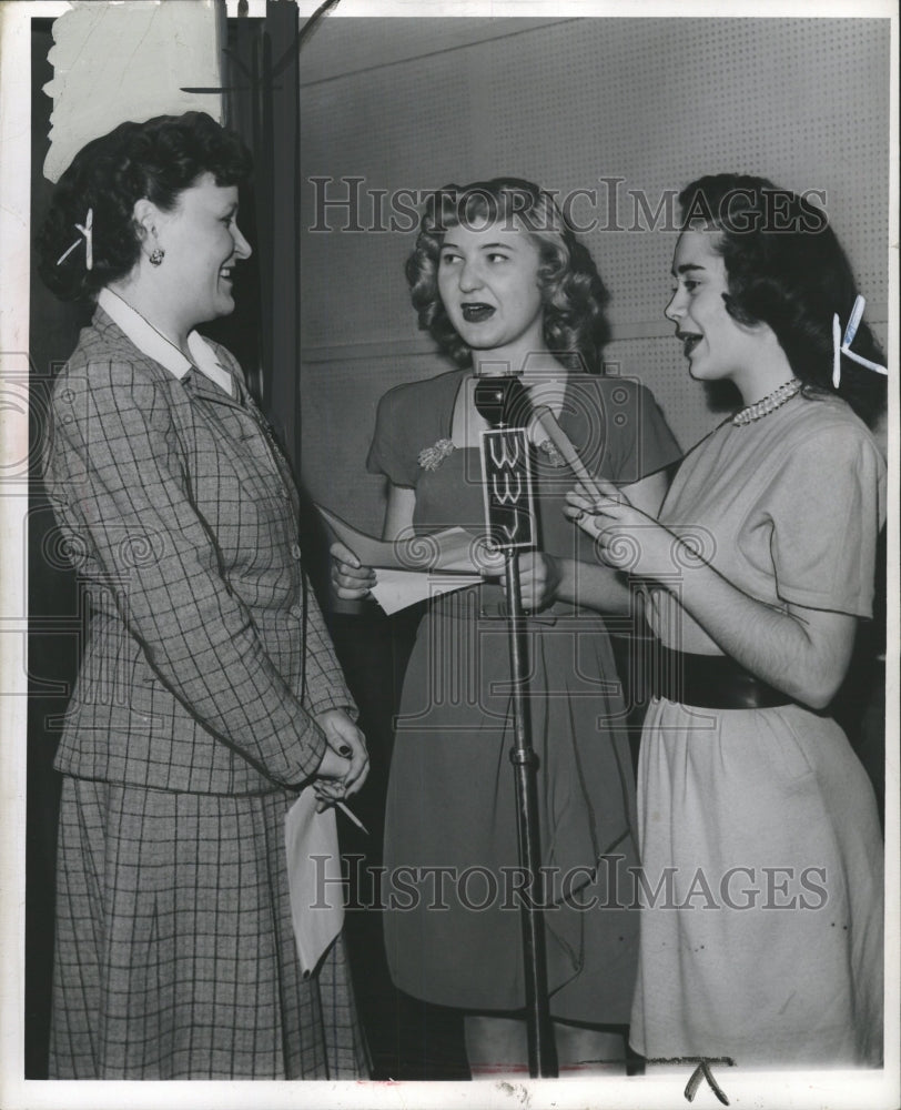 1946 Press Photo Frances Harris Betty Nehlsen - RRW31837 - Historic Images