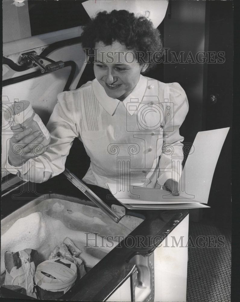 1948 Press Photo Nurse Natalie redjavage freeze locker - RRW32021 - Historic Images
