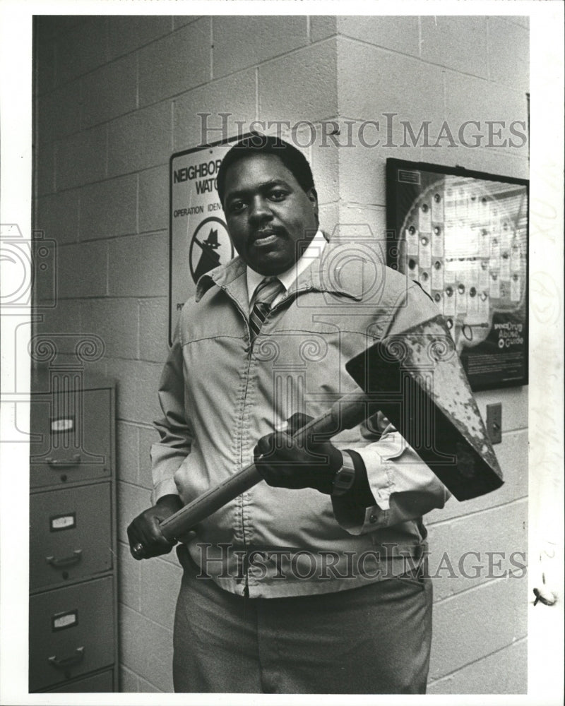 1984 Press Photo Claude Jackson policeman metal rod - RRW32057 - Historic Images