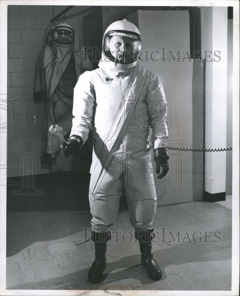 1965 Press Photo Man Safety Industrial Cloth - RRW32061 - Historic Images